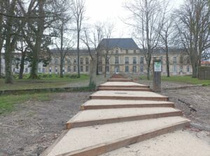 Allée du parc menant au château